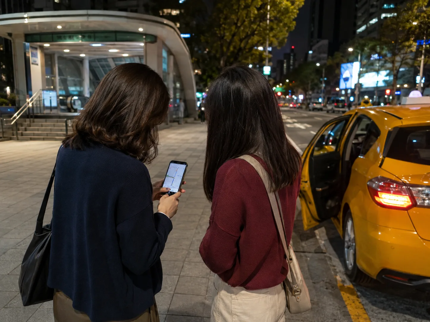 深夜離場前，先確認末班車、合法叫車資訊與同行返程安排。圖片由 Rosemama-san 原創生成。