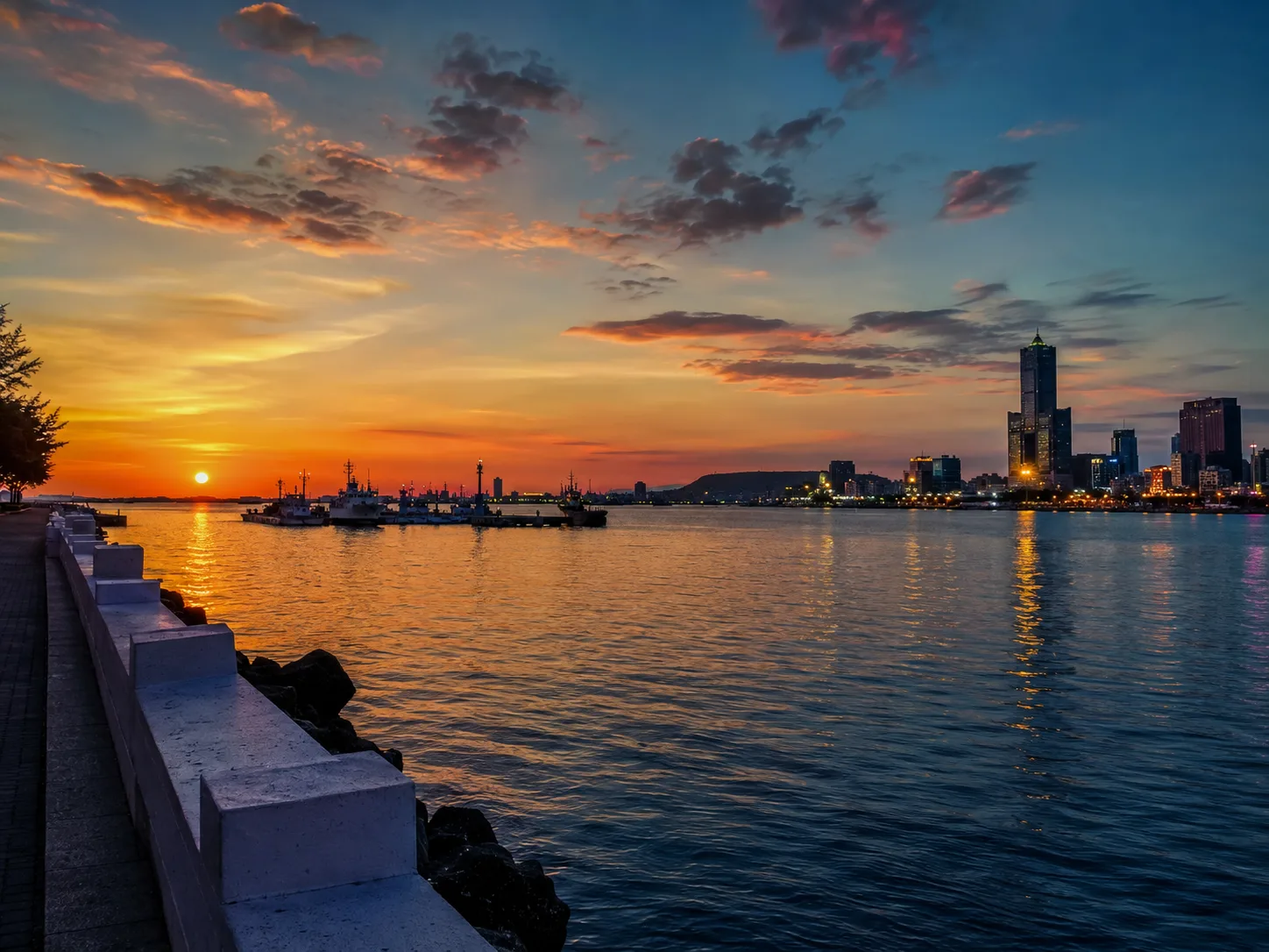 高雄西子灣到鹽埕約會｜夕陽、駁二與港邊夜景路線封面