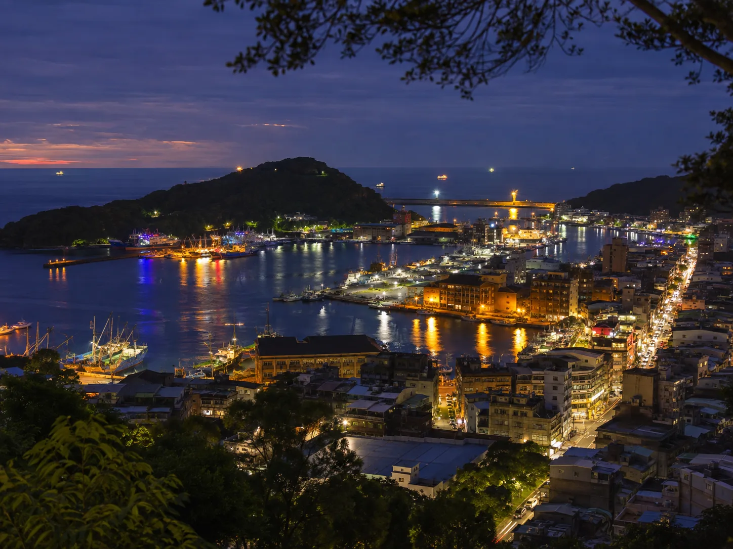 基隆夜景推薦｜虎仔山、海洋廣場與正濱漁港指南主題示意圖（Rosemama-san 原創）
