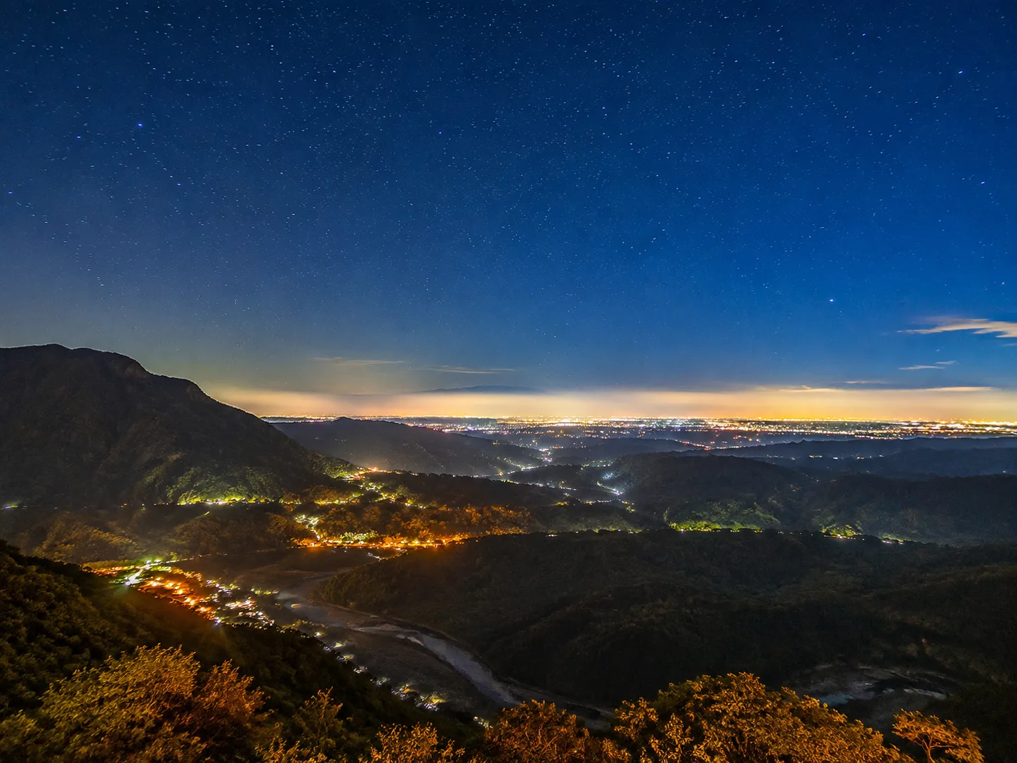 新竹縣夜景推薦｜竹北河岸、內灣與山區星空指南主題示意圖（Rosemama-san 原創）