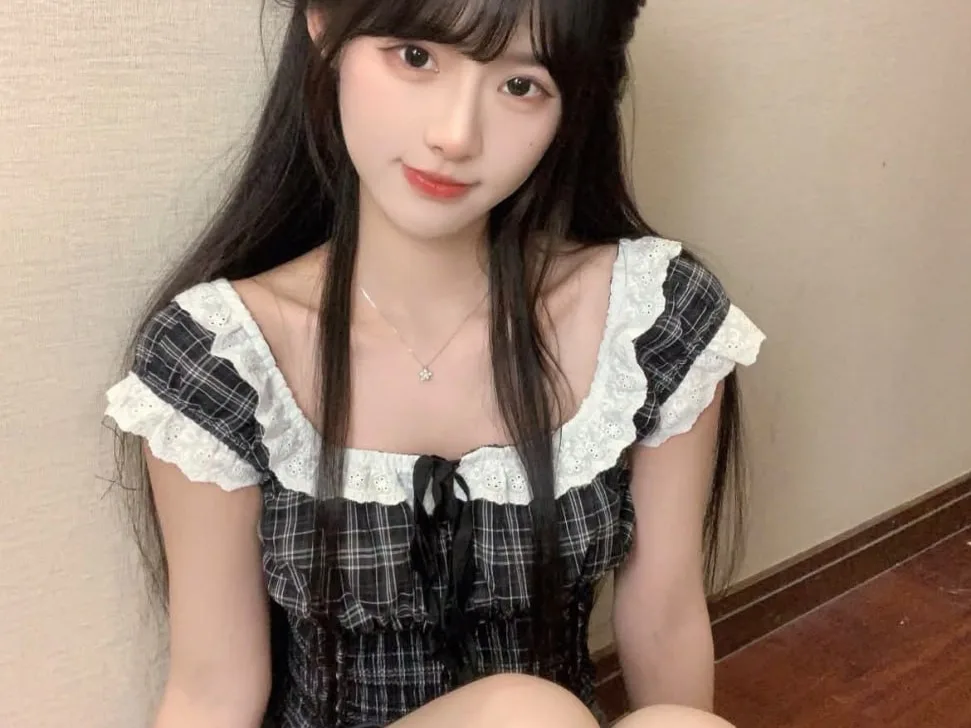 搜索賴423969或TG：tw6698 #甜美清純 說是夢中夢中情人也不為過，少女感十足，#全身粉粉嫩嫩，經驗不多 #蜜穴超緊很敏感水很多，乖乖在校生等你來調教😊封面