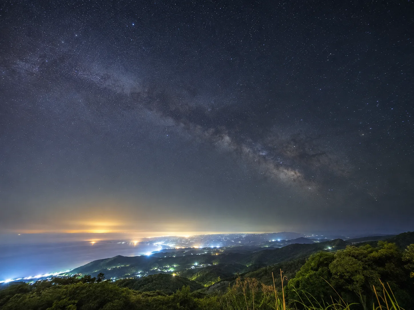 苗栗夜景推薦｜好望角、貓貍山與山城星空指南主題示意圖（Rosemama-san 原創）