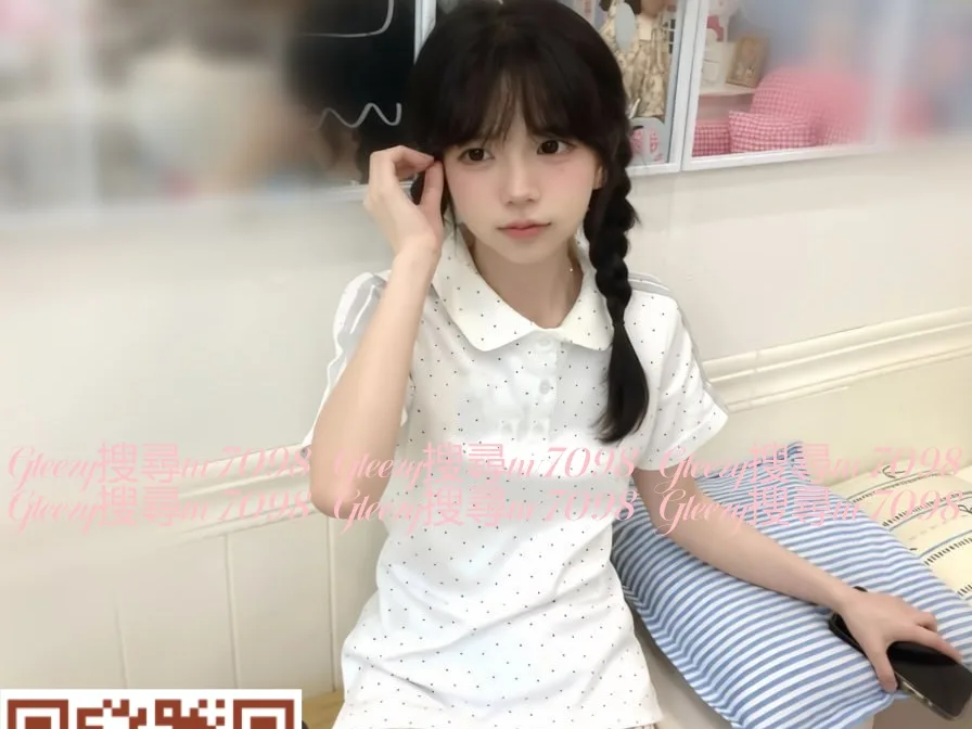 嬌小骨感的極致身材   配上剛褪去稚氣的無辜臉蛋   賴7098t封面