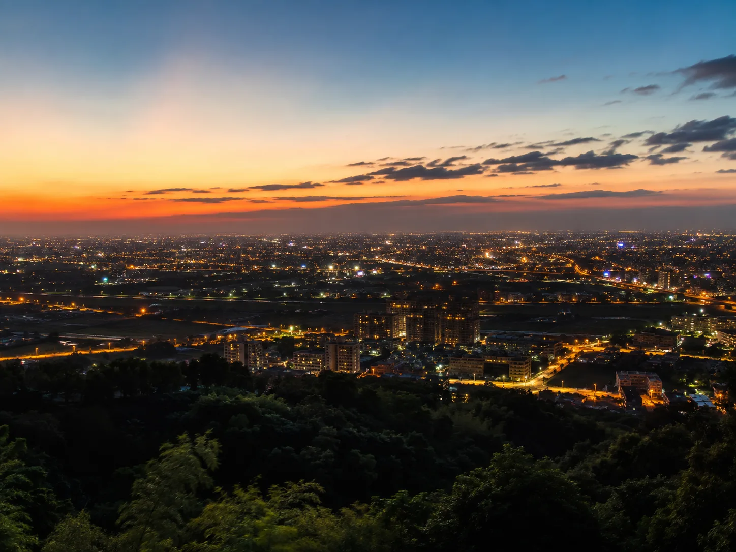 彰化夜景推薦｜八卦山、員林高點與王功夕陽指南主題示意圖（Rosemama-san 原創）