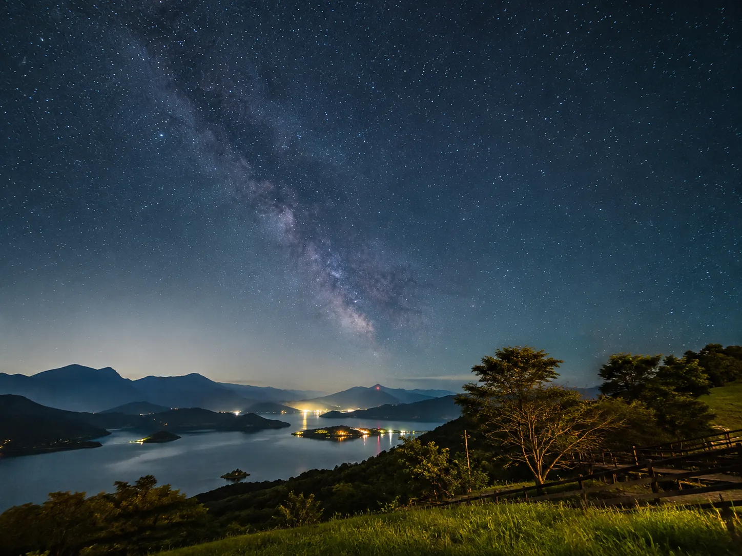 南投夜景推薦｜日月潭、猴探井與清境星空指南主題示意圖（Rosemama-san 原創）