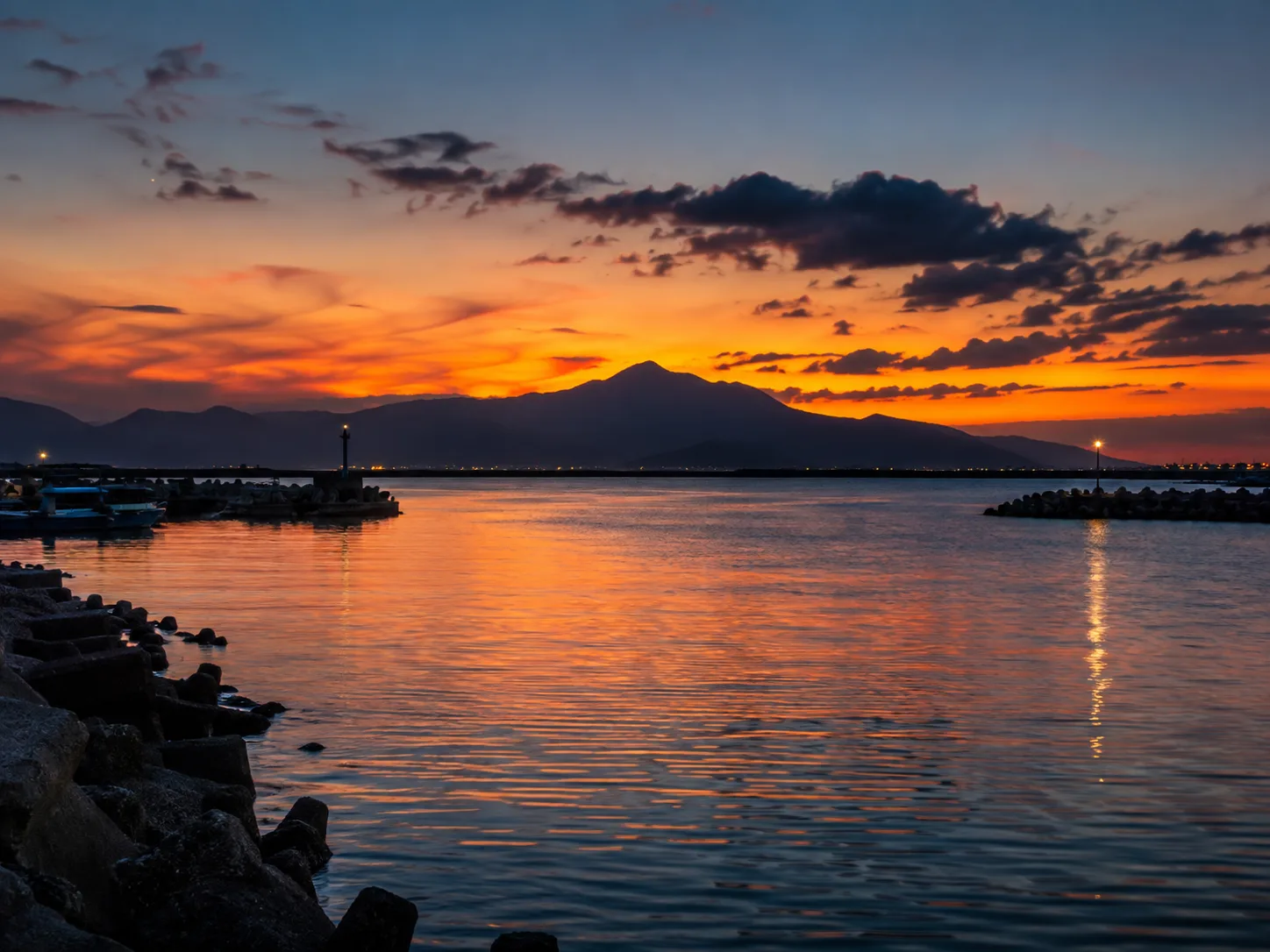 屏東夜景推薦｜大鵬灣、關山夕照與海口港指南主題示意圖（Rosemama-san 原創）