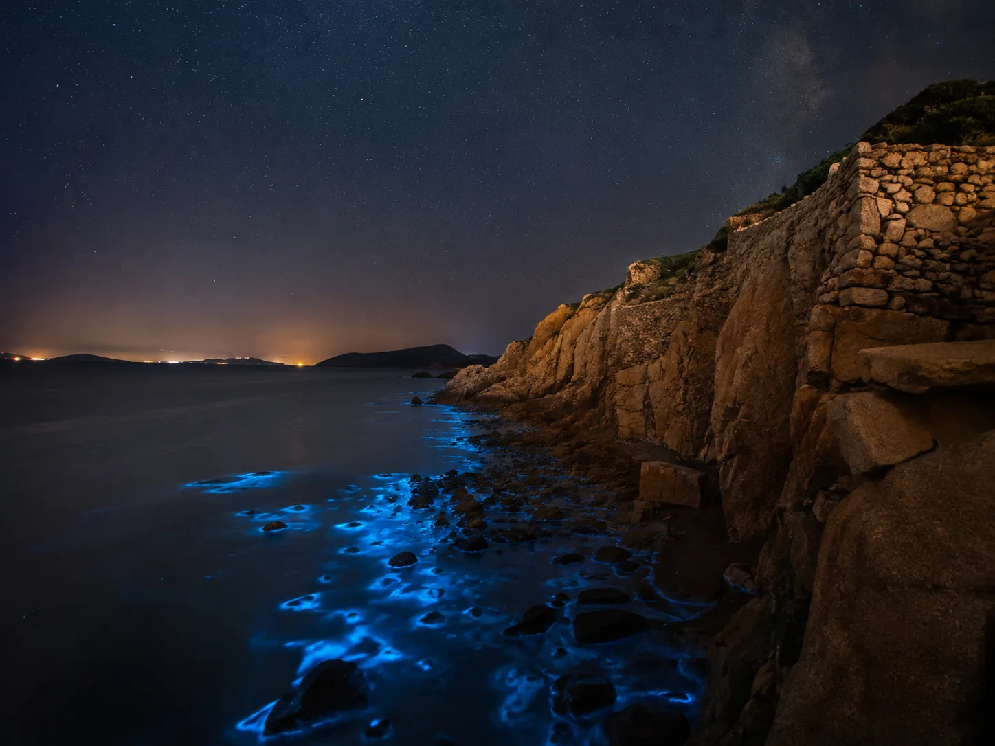 馬祖夜景推薦｜北海坑道藍眼淚、芹壁與東引星空指南主題示意圖（Rosemama-san 原創）