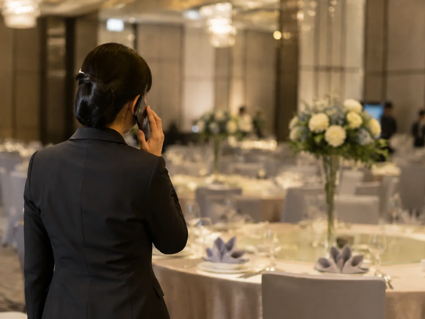酒店幹部負責什麼？聯絡、訂位與現場協調注意事項主題示意圖（Rosemama-san 原創）