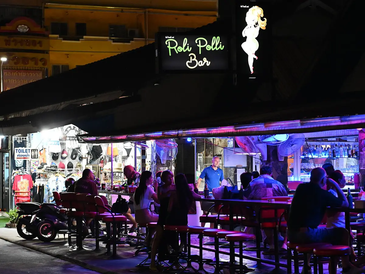 夜生活穿著與隨身物品指南｜Dress code、寄物與返程準備封面