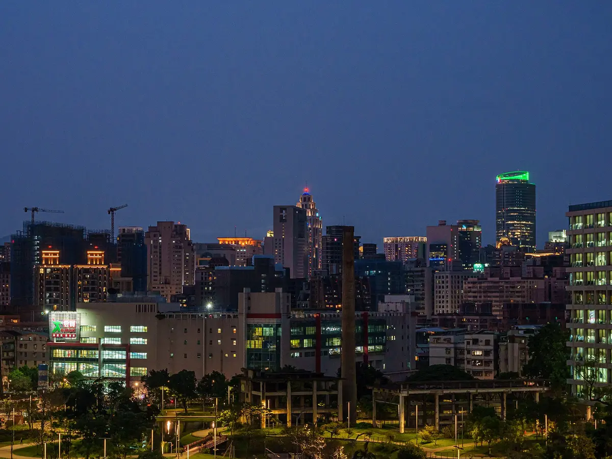 新北版｜城市藍調時刻怎麼拍？夜景構圖、器材與公共空間禮儀封面