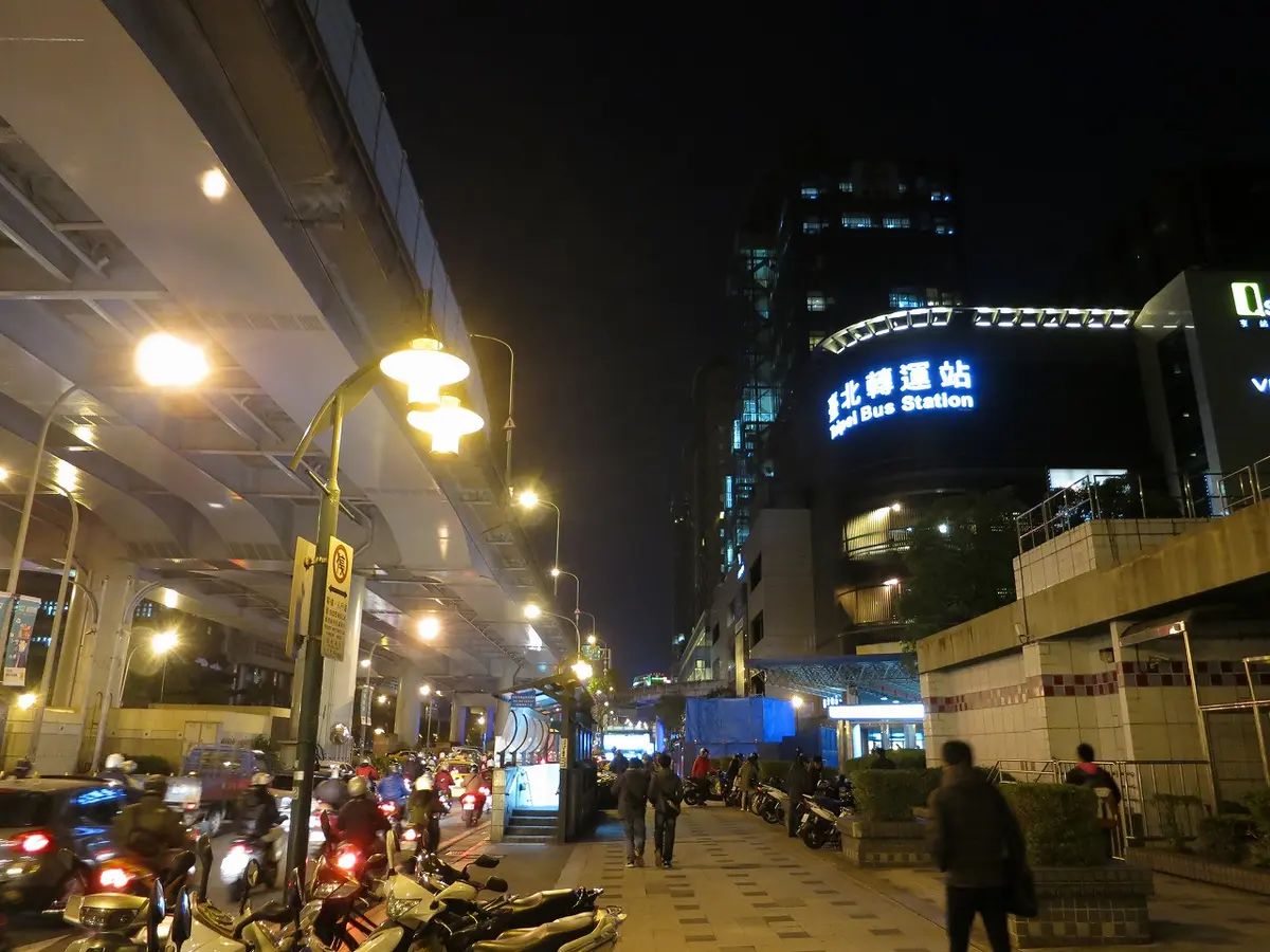 Night in front of Taipei Bus Station and Zhongshan Metro Mall Exit R1 20131203.jpg|Michael Tsutsui