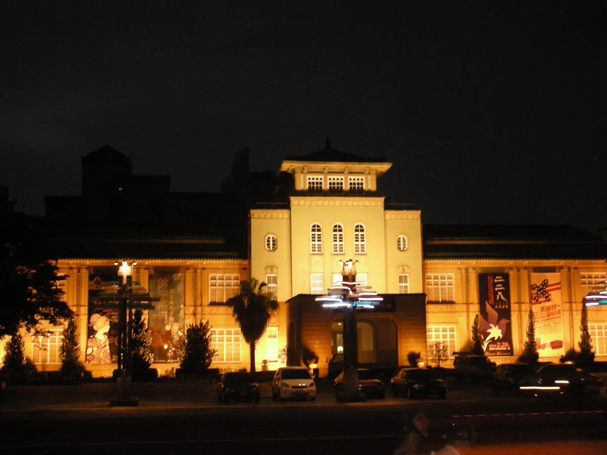 Kaohsiung Museum of History face 20120627 night.jpg｜Foxy Who \(^∀^)/